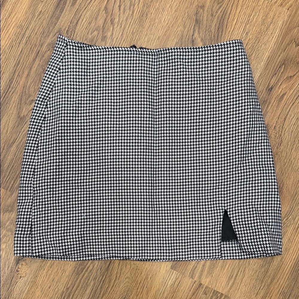 Forever 21 Black and White Houndstooth Mini Skirt